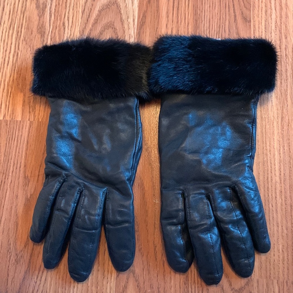 Real leather gloves from the brand glove story, woman’s size 7 in gloves